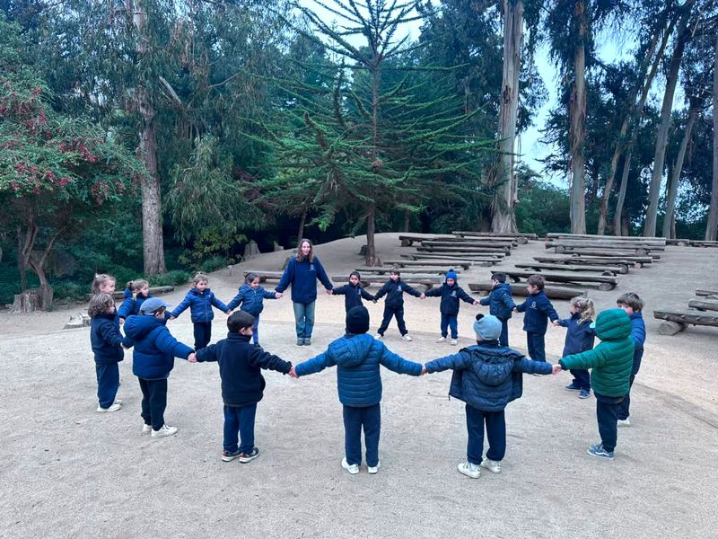 Estudiantes en ronda en el parque del colegio