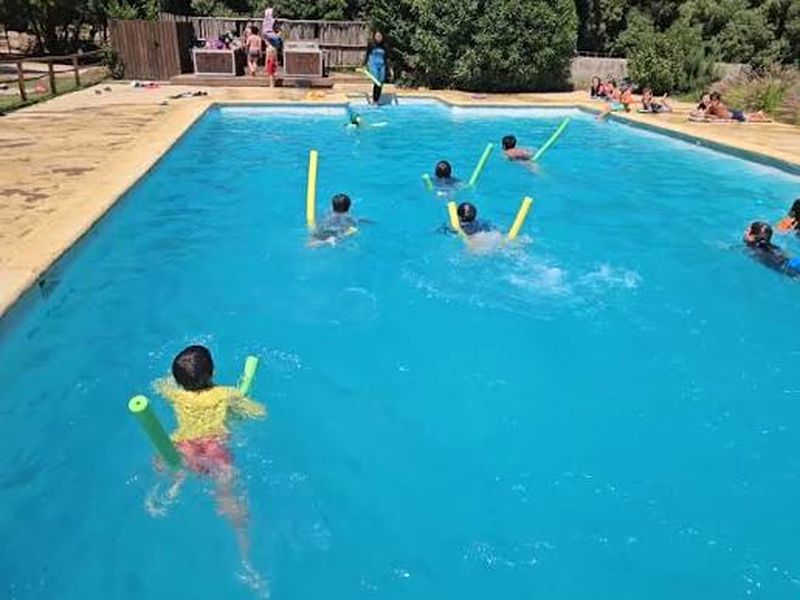 Clase de natación en la piscina del colegio