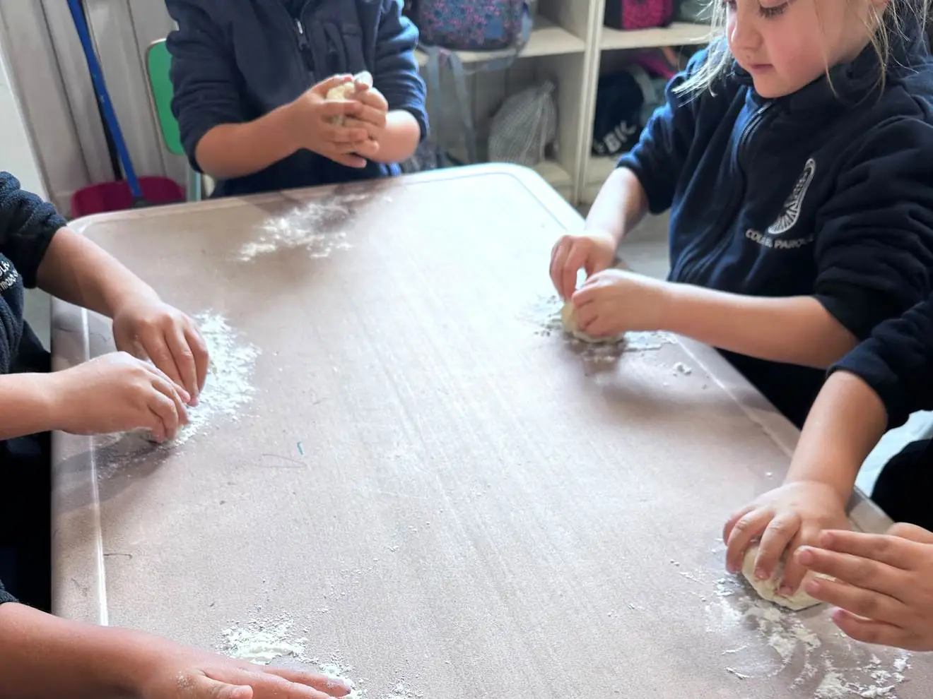 Estudiantes trabajando con material concreto en clases